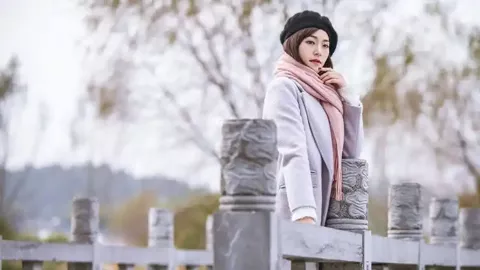 女子骑电动车穿梭车流风险